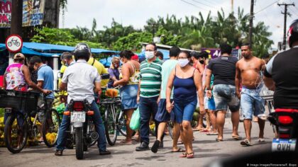 Moradores de Belém se aglomeram nas ruas em meio à pandemia